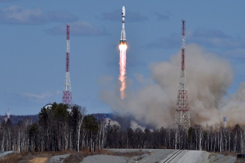 Поздравляем  руководителя координационного центра космодрома "Восточный" К.В. Чмарова с первым стартом ракеты "Союз"